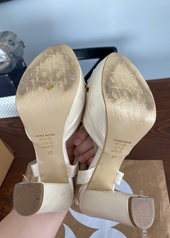 Beyaz Tokalı İnce Topuklu Kadın Ayakkabı - Görsel 4