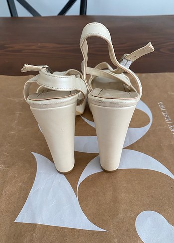 Beyaz Tokalı İnce Topuklu Kadın Ayakkabı - Görsel 3