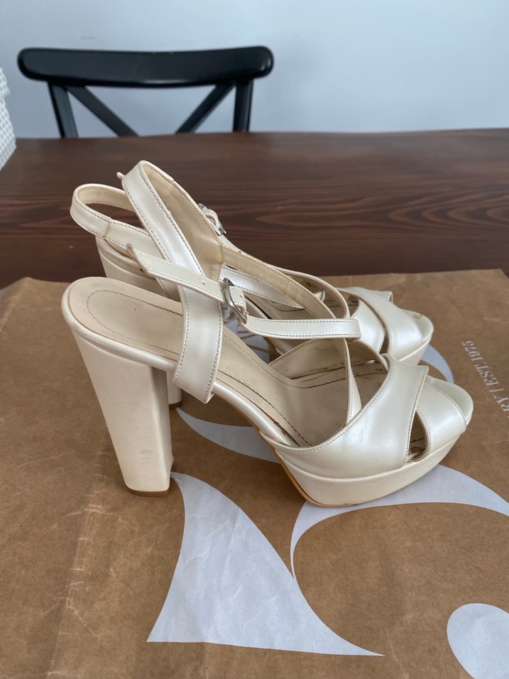 Beyaz Tokalı İnce Topuklu Kadın Ayakkabı - Görsel 2