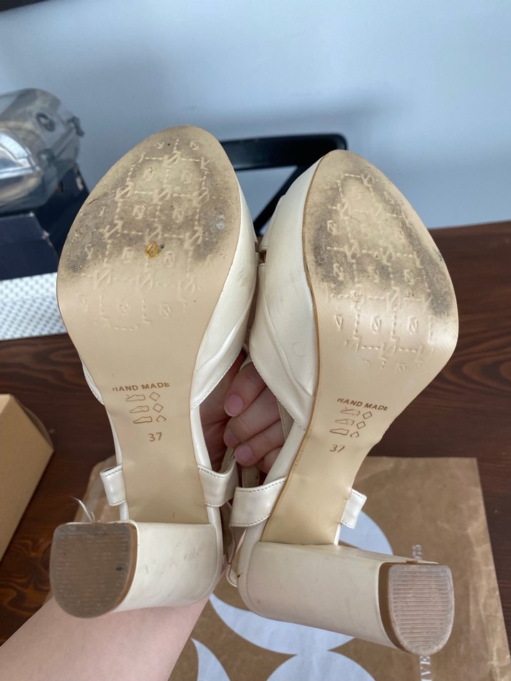 Beyaz Tokalı İnce Topuklu Kadın Ayakkabı - Görsel 4