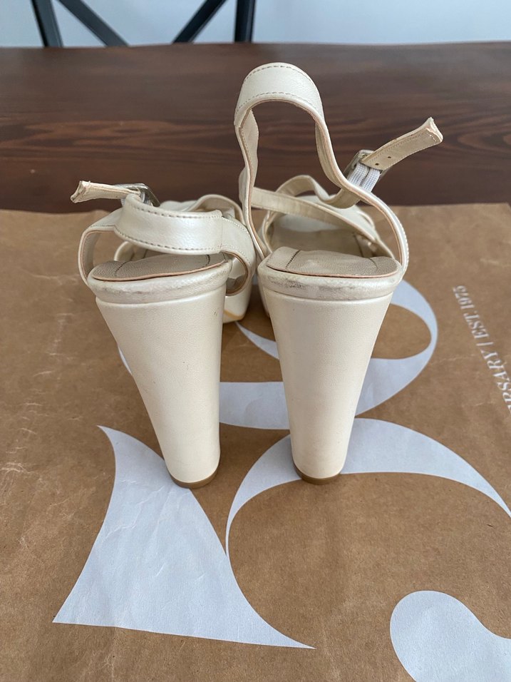 Beyaz Tokalı İnce Topuklu Kadın Ayakkabı - Görsel 3
