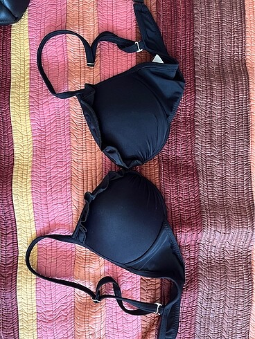Siyah dolgulu bikini üstü