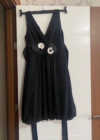 Siyah Nakışlı Kemerli Mini Gotik Elbise