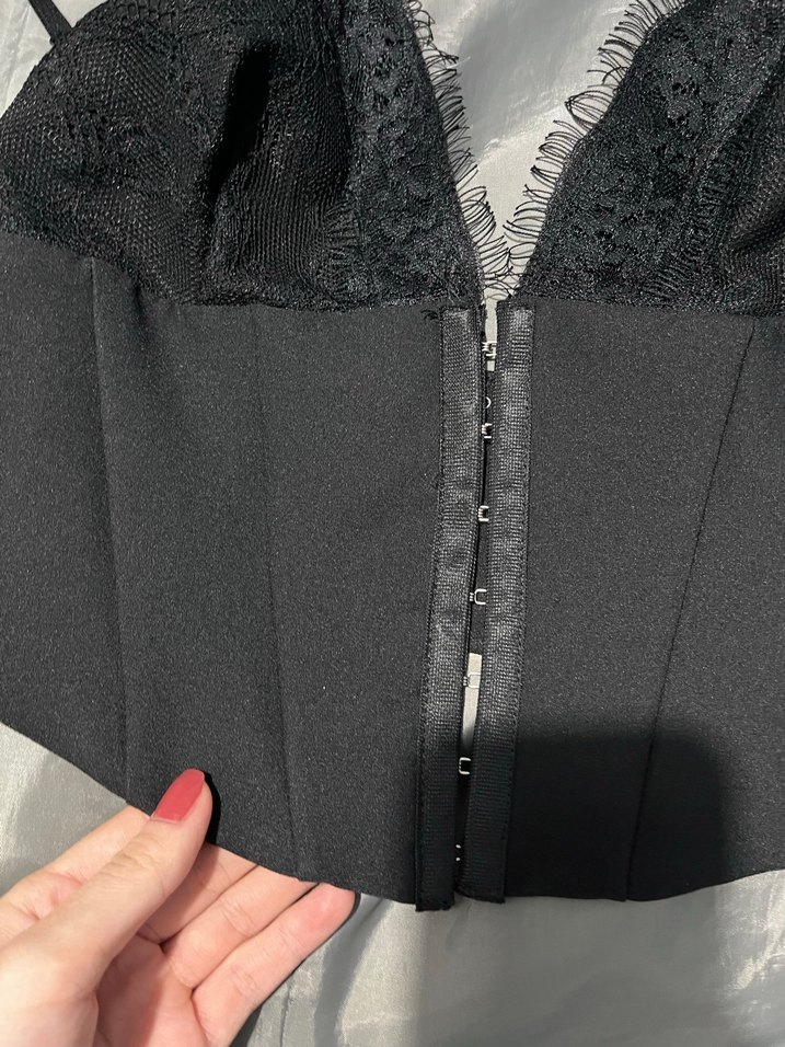 Siyah Dantel Detaylı Gotik Büstiyer - Görsel 3