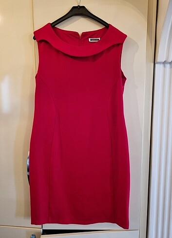 Kırmızı iş elbisesi