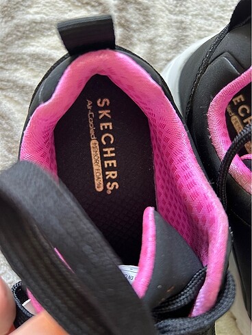 32 Beden siyah Renk Skechers ayakkabı