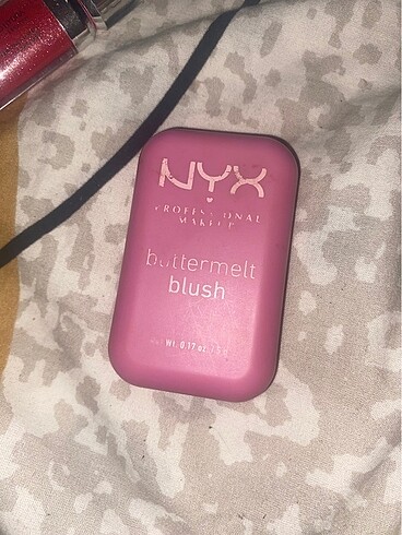 NYX buttermelt blush 01