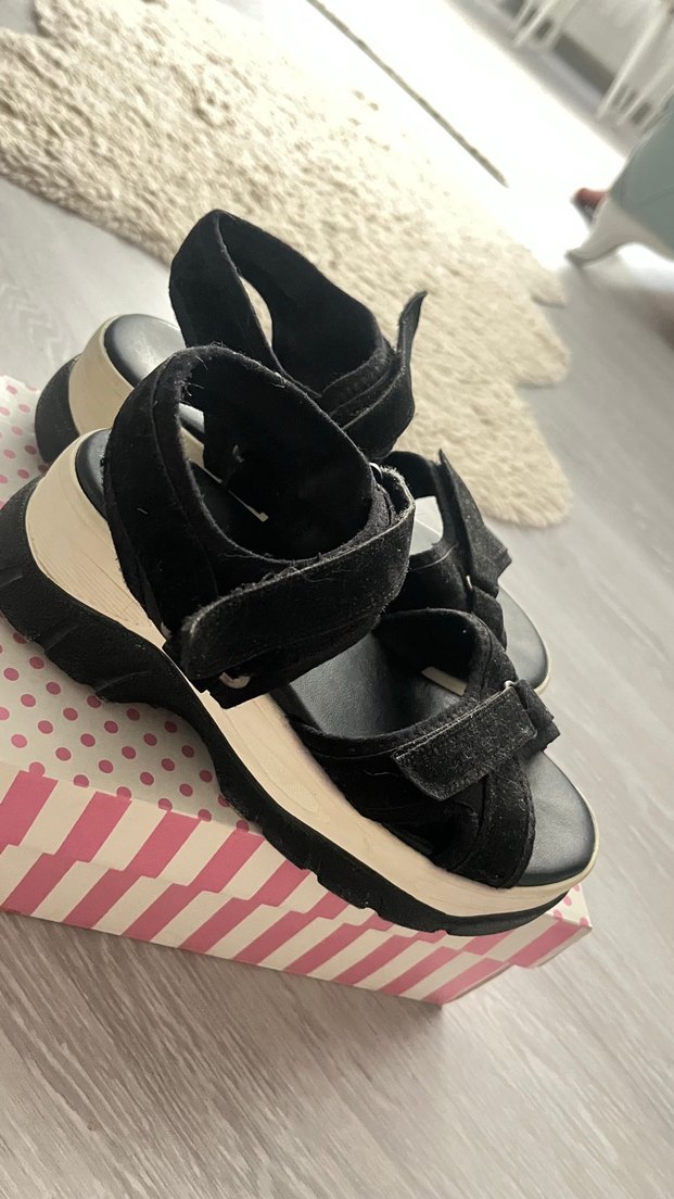 Siyah Kemerli Dolgu Topuklu Kadın Sandalet - Görsel 3