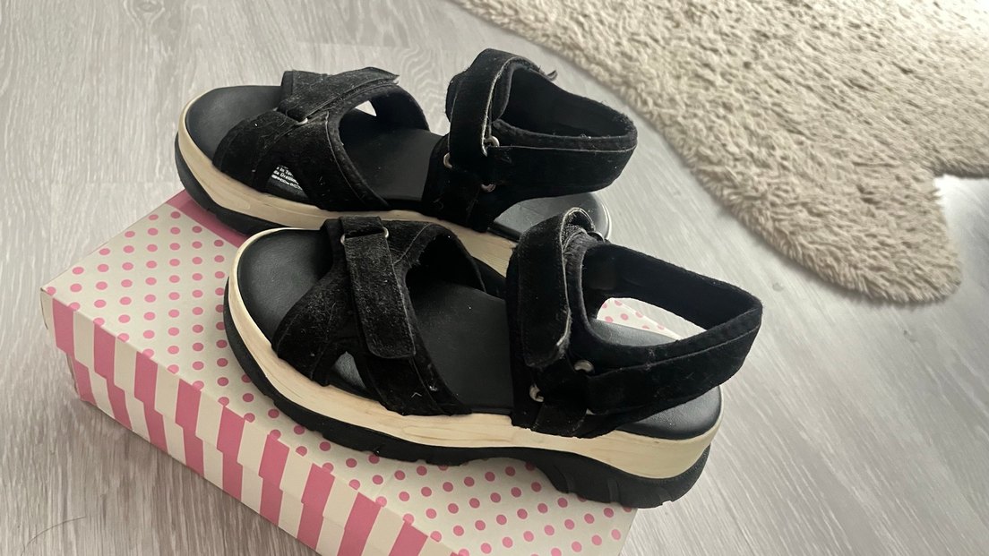 Siyah Kemerli Dolgu Topuklu Kadın Sandalet - Görsel 4