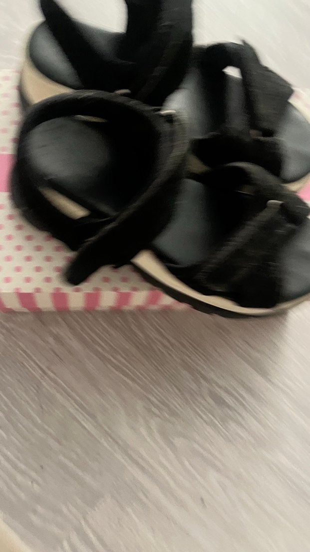 Siyah Kemerli Dolgu Topuklu Kadın Sandalet - Görsel 2