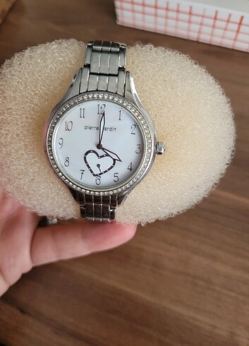 Bayan Pierce cardin saat