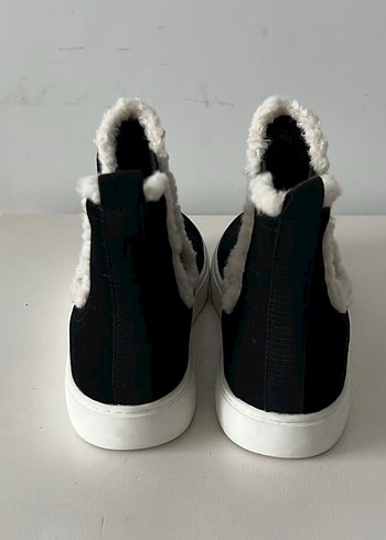 Siyah Kürklü Kadın Bot - Görsel 3