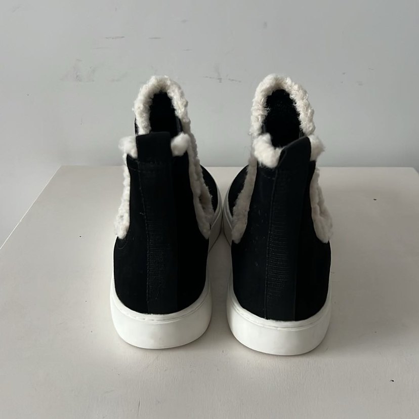 Siyah Kürklü Kadın Bot - Görsel 3