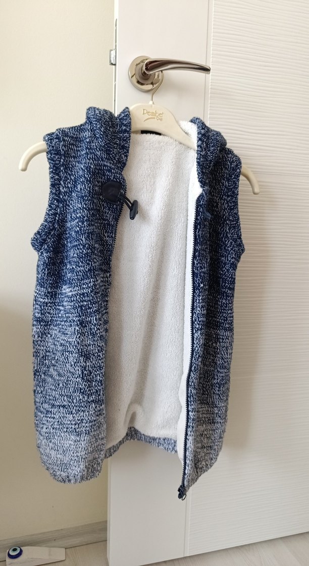 Erkek Çocuk Yüksek Yakalı Örgü Yelek - Görsel 2