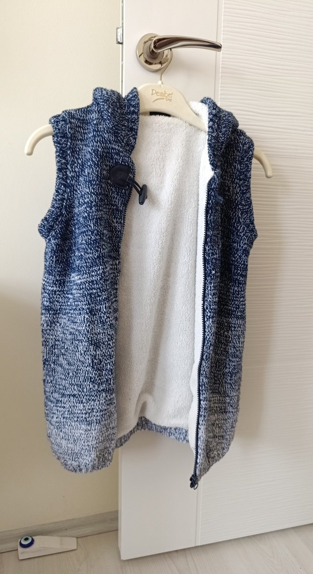 Erkek Çocuk Yüksek Yakalı Örgü Yelek - Görsel 3