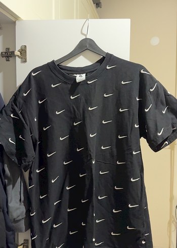Nike Siyah Swoosh Desenli Rahat Tisort