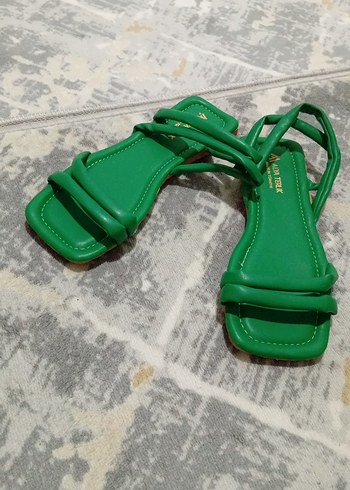 Yeşil Tokalı İnce Topuklu Kadın Sandalet
