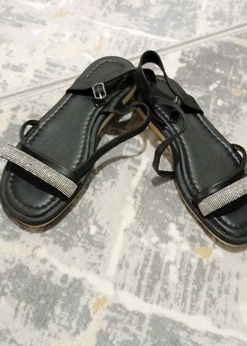 Siyah Parlak Dolgu Topuklu Kadın Sandalet