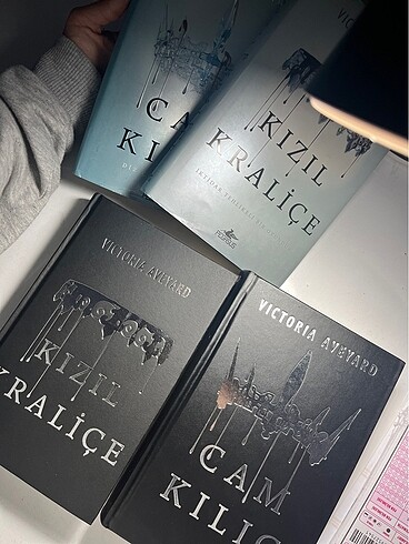Cam kılıç ve kızıl kraliçe