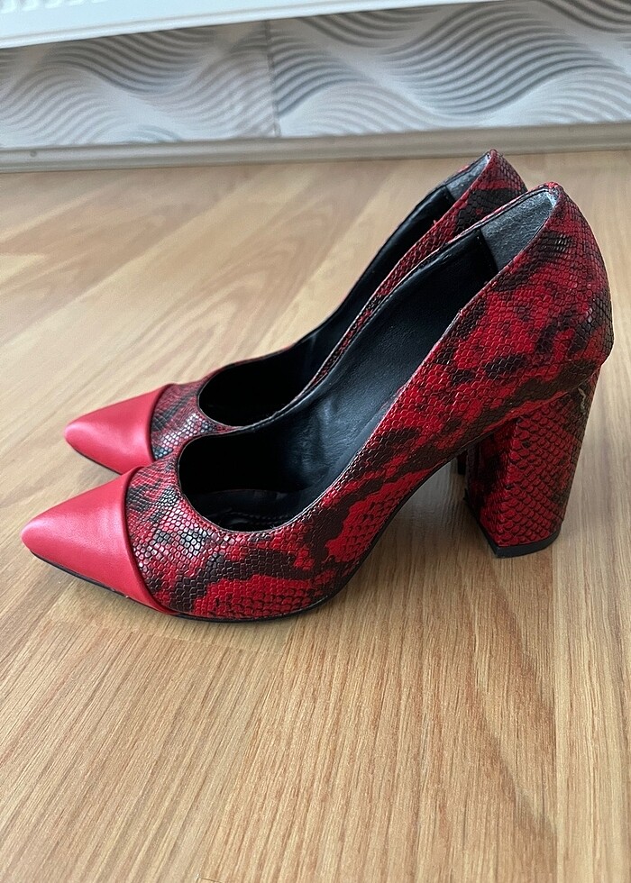 Kırmızı topuklu ayakkabılar - Görsel 2