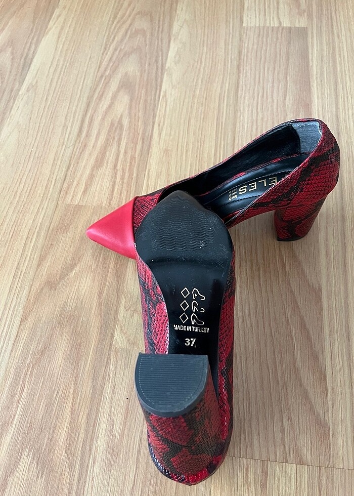 Kırmızı topuklu ayakkabılar - Görsel 3