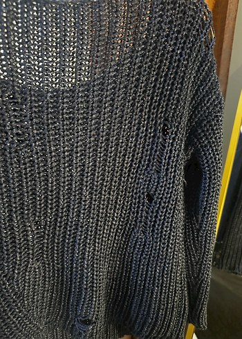 Yırtık desenli lacivert triko - Görsel 3