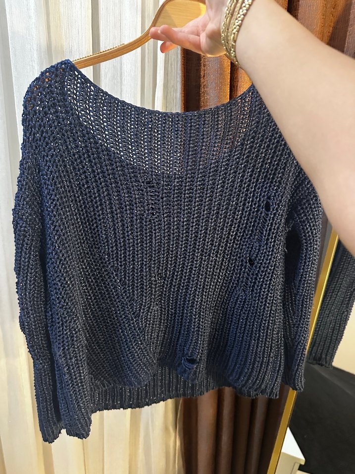 Yırtık desenli lacivert triko - Görsel 4