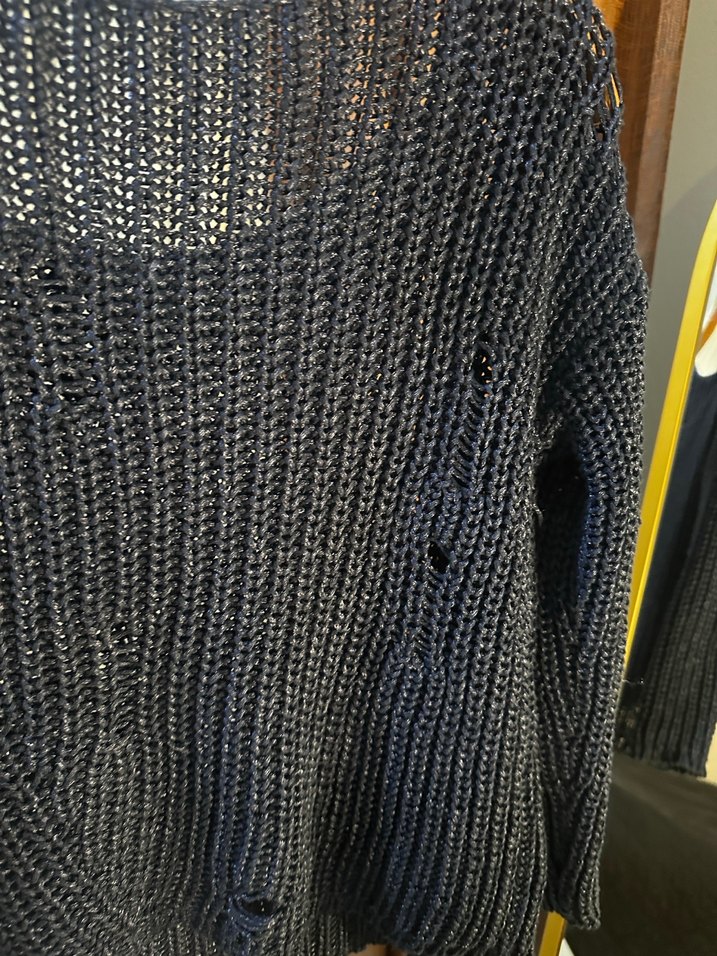 Yırtık desenli lacivert triko - Görsel 3