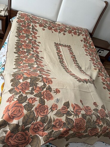 Diğer Ajda Pekkan imzalı masa örtüsü