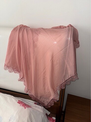 Pembe eşarp