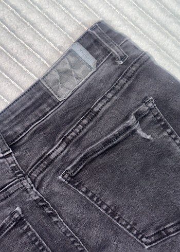 s Beden Bershka Siyah Midi Boy Yırtık Detaylı Kadın Jean