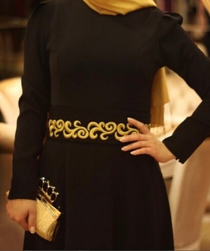Pınar Şems Pınar şems beli nakışlı siyah elbise