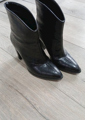 Siyah Yılan Derisi Desenli Topuklu Kadın Bot - Görsel 5