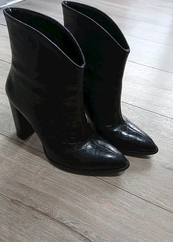 Siyah Yılan Derisi Desenli Topuklu Kadın Bot - Görsel 6