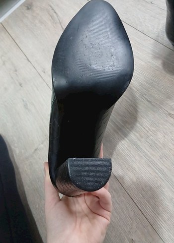 Siyah Yılan Derisi Desenli Topuklu Kadın Bot - Görsel 4