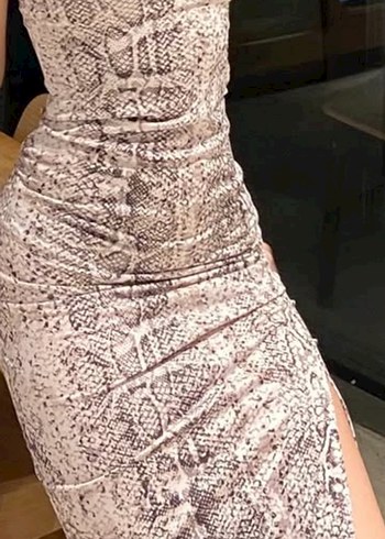 Drapeli Yılan Desenli Uzun Elbise - Görsel 2