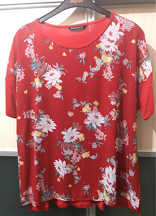 Kırmızı çiçekli bluz tişört 
