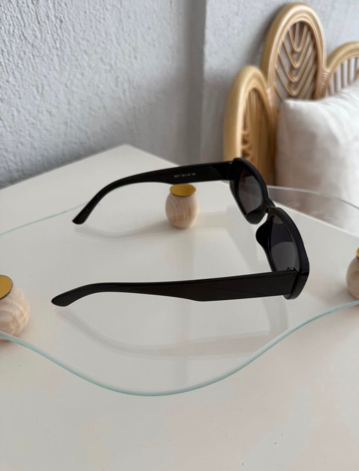 Kadın Siyah Minimalist Dikdörtgen Güneş Gözlüğü - Görsel 3