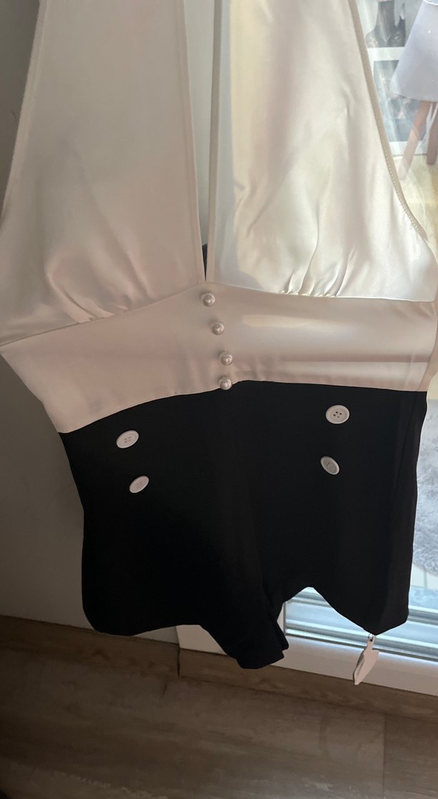 Düğmeli V Yakalı Beyaz Siyah Kadın Tulum - Görsel 2