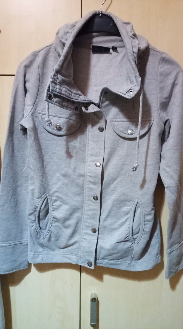 Gri Kapüşonlu Düğmeli swift - Görsel 3