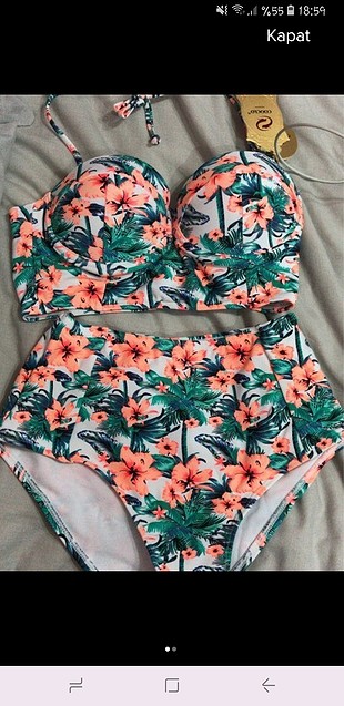Renkli çiçek desenli bikini