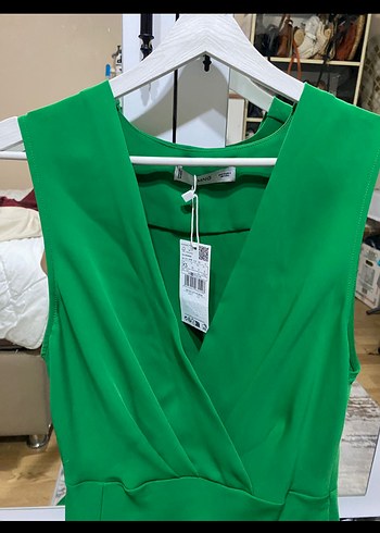 Mango Asimetrik Yeşil V Yakalı Uzun Yırtmaçlı Drapeli Elbise - Görsel 7