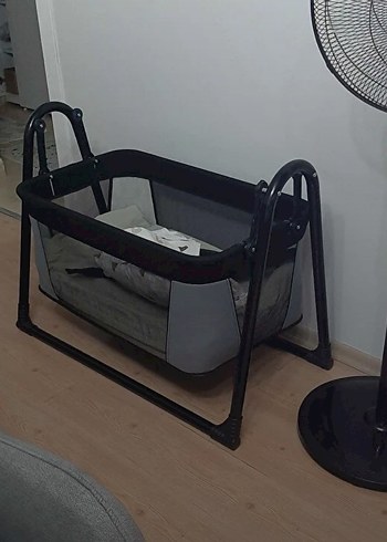 Siyah ve Gri Bebek Beşiği