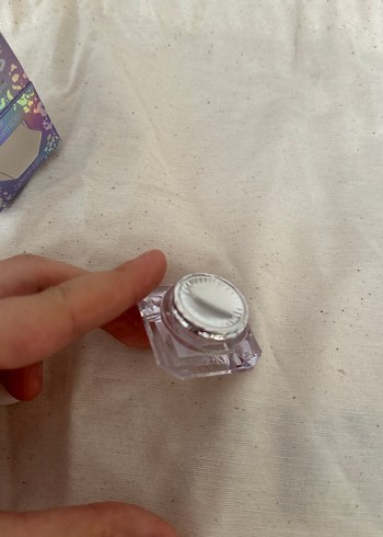 Beden Essence multichrome glitter far