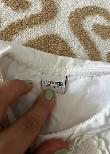 LC Waikiki Kemerli Beyaz Kız Bluzu, Kısa Kollu, Gevşek Kesim