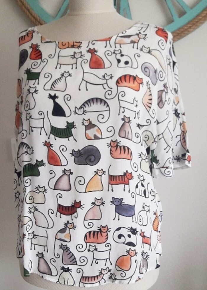 Kedi Desenli İpek Bluz - Görsel 3