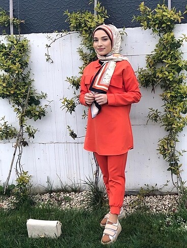 Turuncu alt üst takım