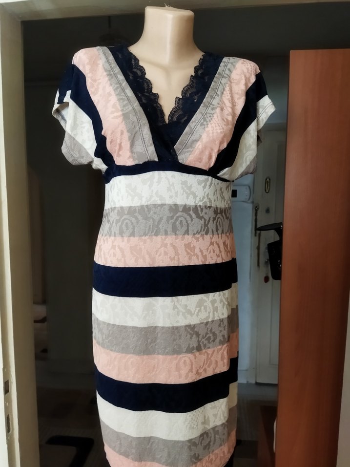 Dantel Detaylı V Yakalı Elbise - Görsel 2