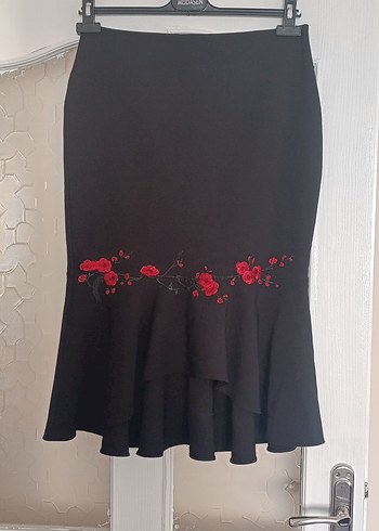 Nakışlı Fırfırlı Siyah Midi Etek - Görsel 3