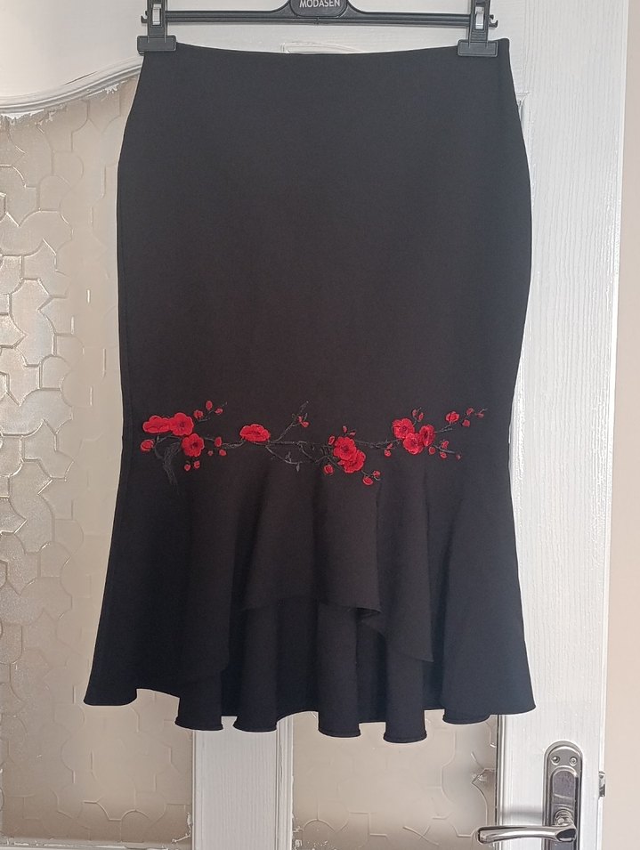 Nakışlı Fırfırlı Siyah Midi Etek - Görsel 3